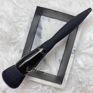 It cosmetics #301 Luxe Buffing Foundation Brush
